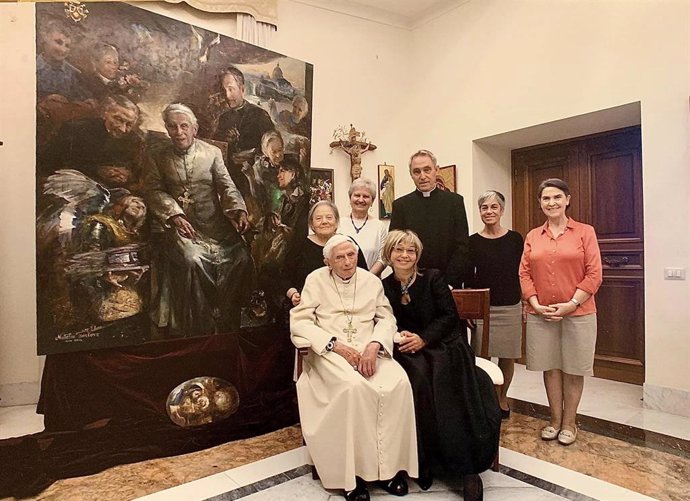 Archivo - La pintora rusa Natalia Tsarkova ha presentado su última obra a Benedicto XVI en el convento del Vaticano donde reside