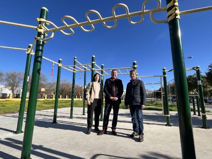El presidente del Imdeco y delegado de Deportes del Ayuntamiento de Córdoba, Manuel Torrejimeno (centro), visita las nuevas instalaciones de calistenia.