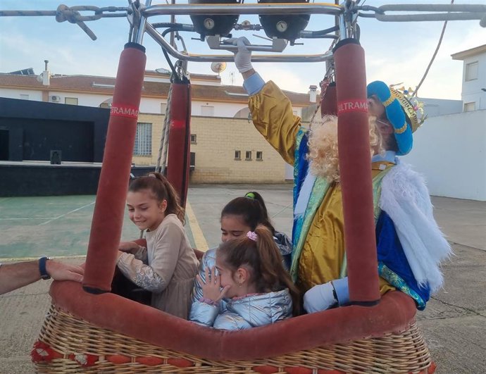 Los Carteros Reales llegan a Aljaraque (Huelva) en globos aeroestáticos.