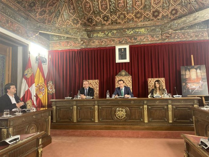 Íscar (c) preside la entrega de los premios de Periodismo Diputación de Valladolid.