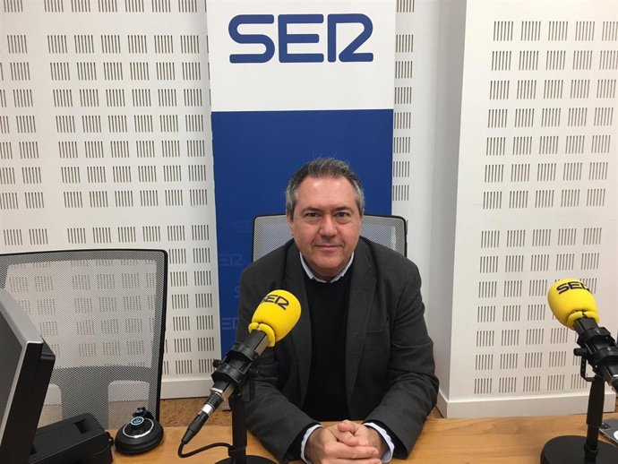 El secretario general del PSOE-A, Juan Espadas, en una entrevista en la Cadena SER Andalucía.