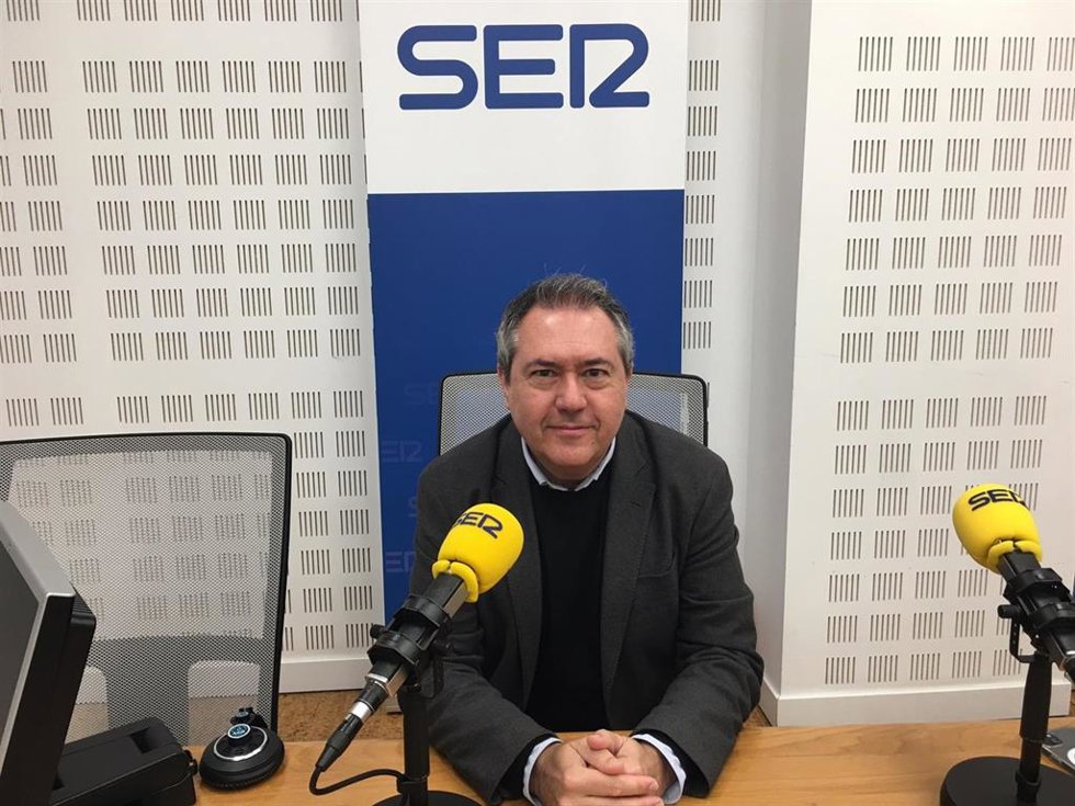 El secretario general del PSOE-A, Juan Espadas, en una entrevista en la Cadena SER Andalucía.