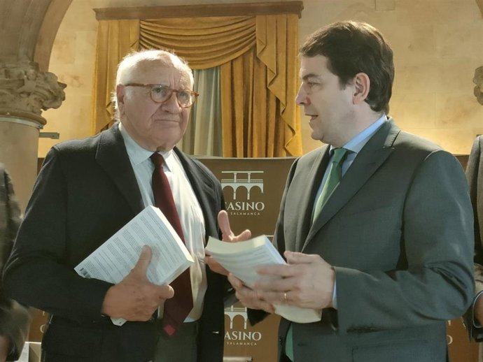 El presidente de la Junta de Castilla y León, Alfonso Fernández Mañueco (d), junto al jurista Fernando Gómez de Liaño.