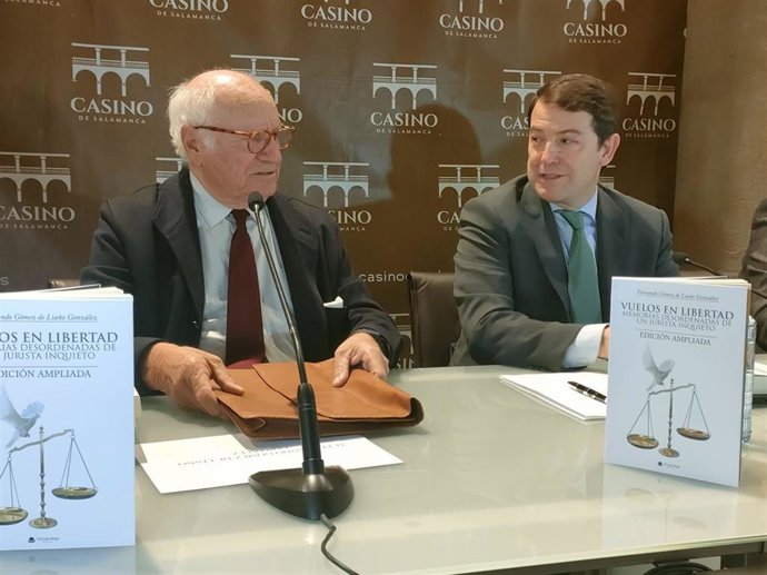 El presidente de la Junta de Castilla y León, Alfonso Fernández Mañueco (d), junto al jurista y autor del libro Fernando Gómez de Liaño