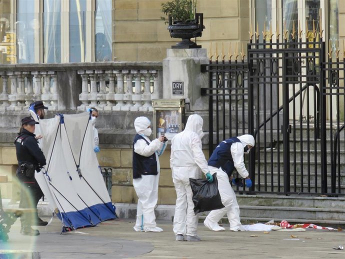 La Policía científica recoge pruebas en el lugar donde se ha encontrado el cadáver de un joven de 24 años que ha fallecido tras ser agredido con arma blanca en la plaza de Okendo, a 25 de diciembre de 2022, en San Sebastián 