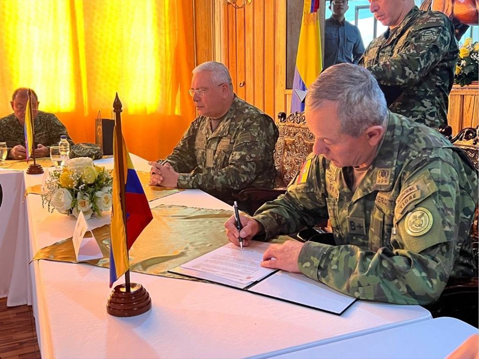 Altos mandos militares de Ecuador y Colombia