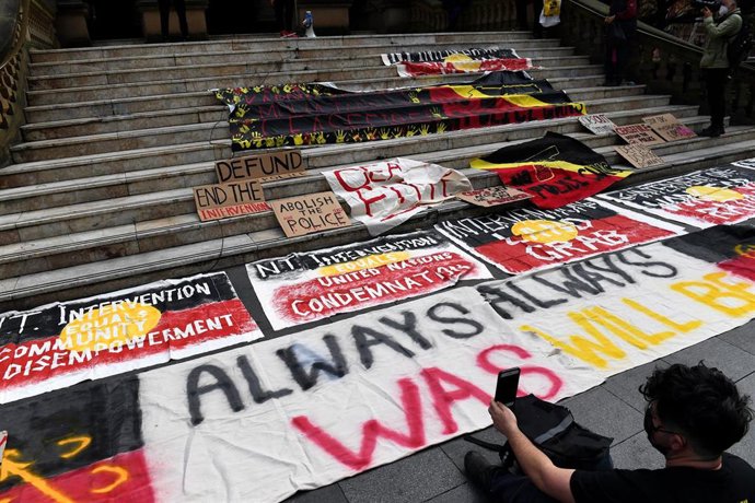 Archivo - Pancartas expuestas durante una protesta aborigen en Sídney