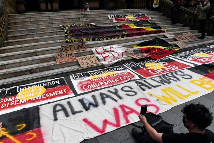 Archivo - Placards are seen during an Indigenous deaths in Custody protest in Sydney, Saturday, June 18, 2022. Rallies have been organised in capital cities around Australia as part of a national day of action calling for justice for Aboriginal deaths i