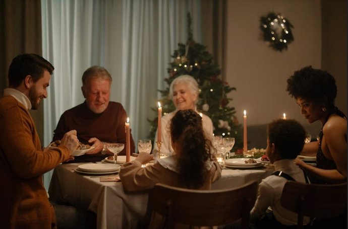 Cena de Navidad, familia, niños y mayores.
