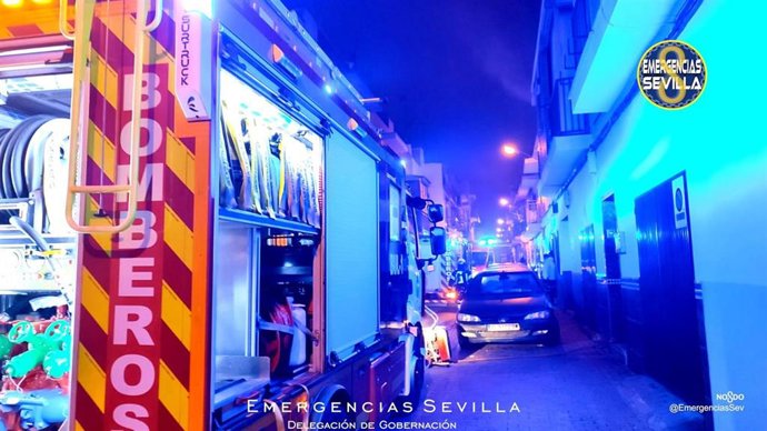 El incendio se ha producido en la calle Algaba, en Cerro Amate.