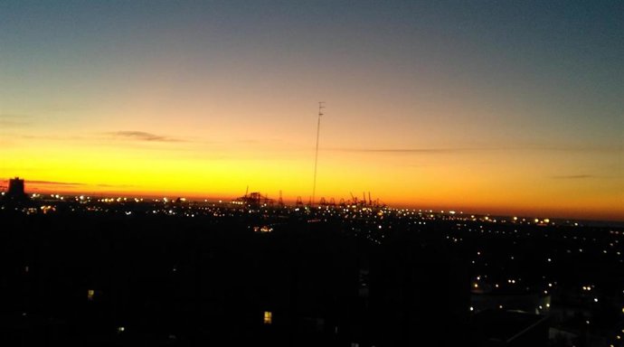 Archivo - Cielo poco nubosos este jueves en la Comunitat