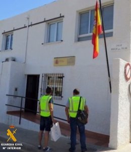 Detenida junto a su hijo menor de edad tras olvidar un móvil cuando robaban en una vivienda de Benahadux (Almería)