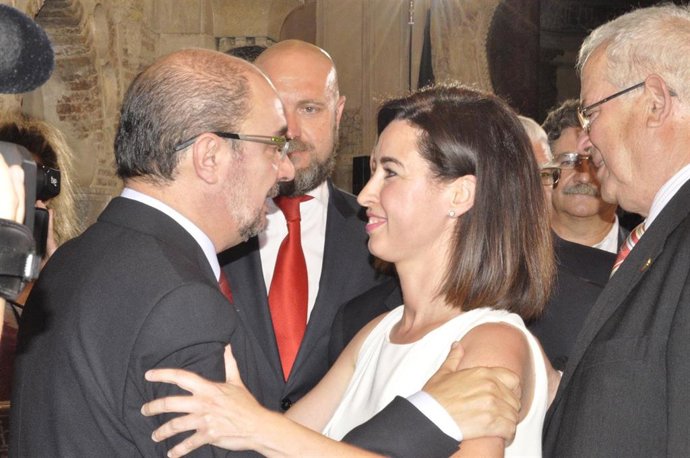 Archivo - El presidente del Gobierno de Aragón, Javier Lambán, y la alcaldesa de Ejea, Terea Ladrero