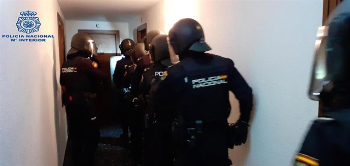 Agentes de la Policía Nacional en el momento de entrar a un domicilio donde se vendía cocaína
