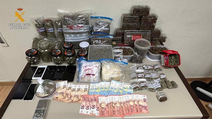 Droga y dinero incautada en una operación antidroga en Quel (La Rioja)