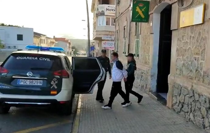 El detenido por el robo en un restaurante en Son Servera, escoltado por la Guardia Civil hasta un coche patrulla.