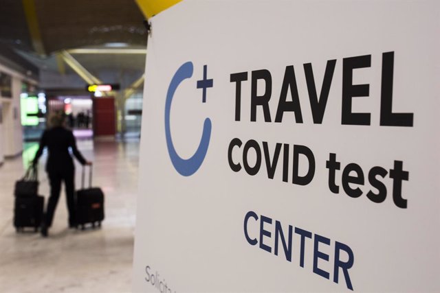 Archivo - Un cartel en el que se lee: "Travel Covid Test Center" en la terminal T4 del Aeropuerto Adolfo Suárez Madrid-Barajas, a 21 de mayo de 2021.