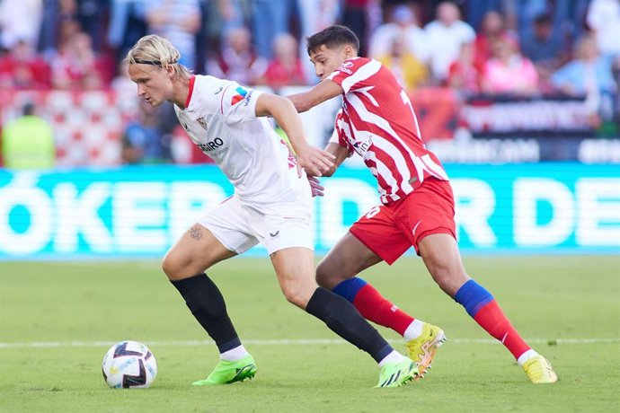 Archivo - Kasper Dolberg trata de zafarse de Nahuel Molina entre el Sevilla-Atlético de Madrid de LaLiga Santander 2022-2023