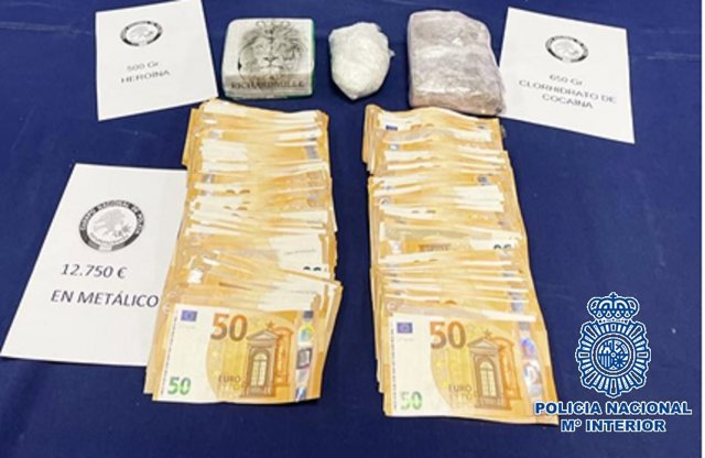 Archivo - Imagen de archivo de drogas y dinero decomisados por la Policía Nacional