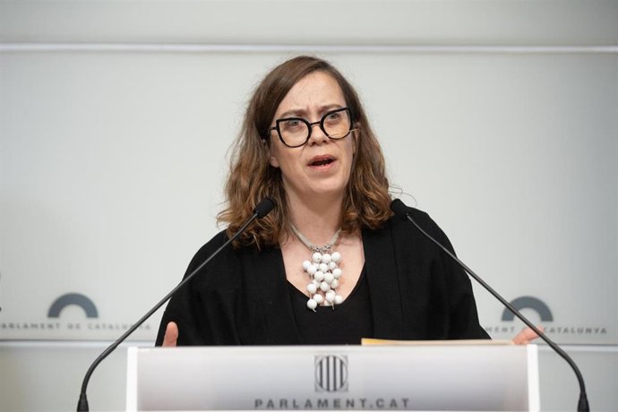La portavoz de la CUP en el Parlament, Eullia Reguant, durante una rueda de prensa posterior a la Mesa del Parlament, a 20 de diciembre de 2022, en Barcelona, Catalunya (España).