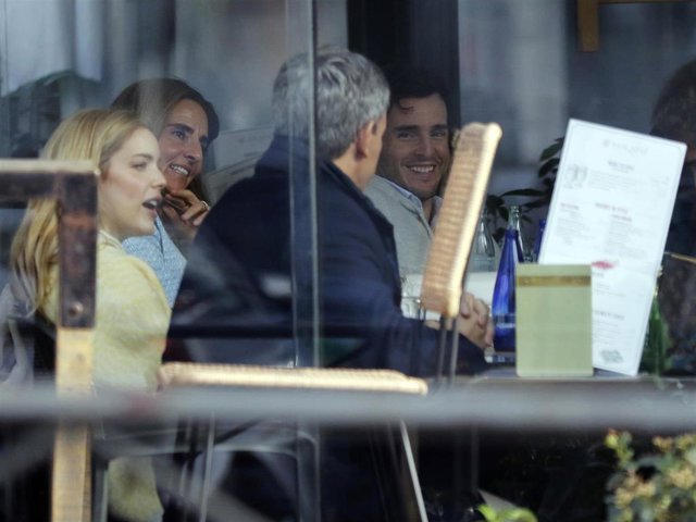 Iñigo Onieva, de lo más sonriente durante un almuerzo con su padre, su hermana Alejandra y otros familiares