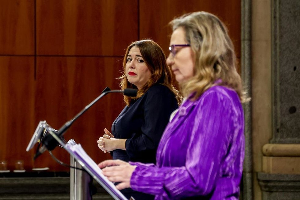 La secretaria de Estado de Igualdad y contra la Violencia de Género, Ángela Rodríguez Pam (i), y la delegada del Gobierno contra la Violencia de Género, Victoria Rosell (d), durante la rueda de prensa posterior a la reunión del primer Comité de Crisis e