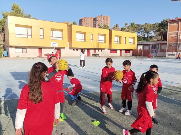 Niños y niñas jugando al baloncesto en el Campus Social Basket Kellogg's