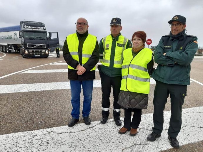 El subdelegado Miguel Latorre, el teniente adjunto Joaquín García, la jefa de Tráfico Francisca Delgado y el teniente de la Guardia Civil Andrés Velarde