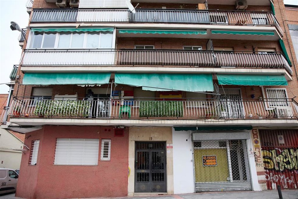Hallan muerta a una mujer apulañada supuestamente a manos de la expareja de su madre en el domicilio en la calle Palomeras de la capital. Hasta el lugar acudieron sanitarios del Samur-Protección Civil
