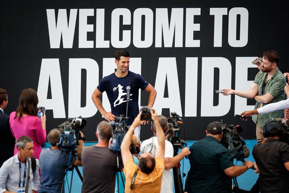 El tenista serbio Novak Djokovic, atiende a los medios de comunicación tras entrenar para el Torneo Internacional de Adelaide 2022. 