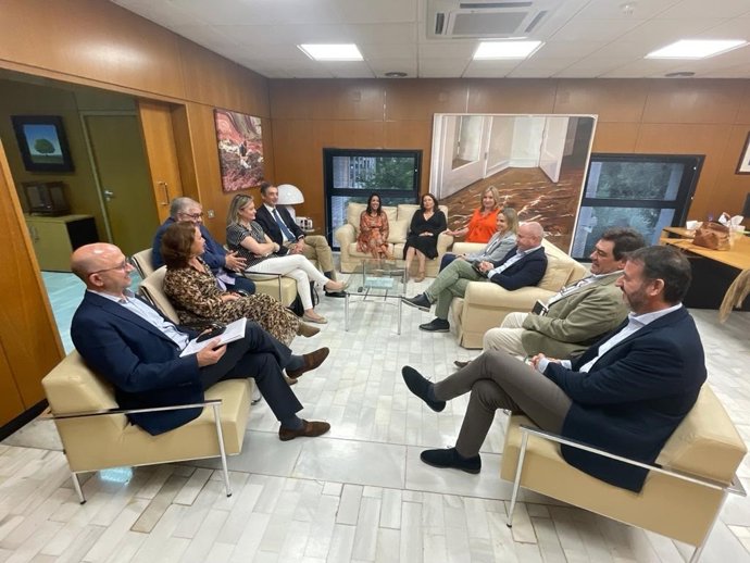 La consejera de Agricultura, Carmen Crespo, y su equipo.