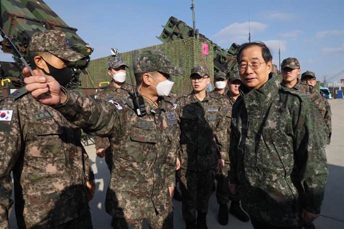 El primer ministro de Corea del Sur, Han Duck Soo (derecha), visita una unidad de la 3 Brigada de Defensa de Misiles en Seúl