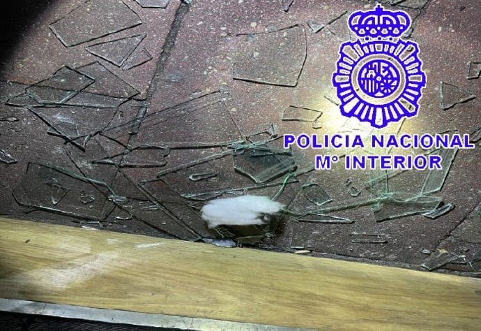 Restos de cristal en un comercio robado en La Rondilla, en Valladolid.