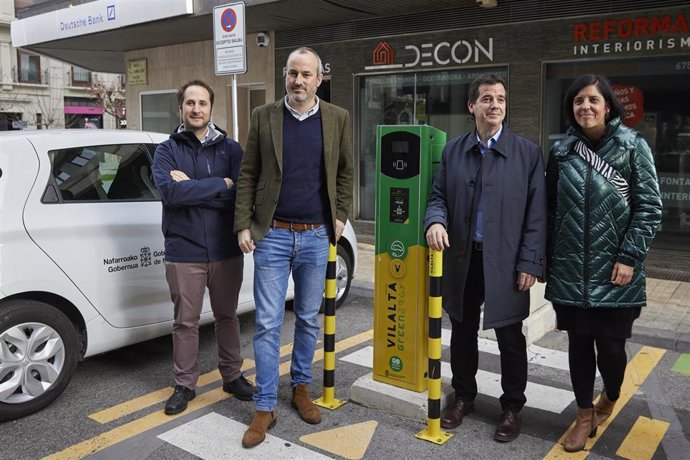 El concejal de Proyectos Estratégicos, Movilidad y Sostenibilidad de Pamplona, Fermín Alonso, y el consejero de Desarrollo Económico y Empresarial del Gobierno foral, Mikel Irujo, presentan un convenio sobre puntos de recarga de vehículos eléctricos.