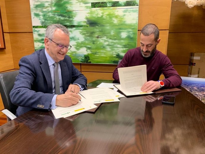 El presidente de la Confederación Hidrográfica del Cantábrico, Manuel Gutiérrez, y el alcalde del Ayuntamiento de Siero, Ángel García.
