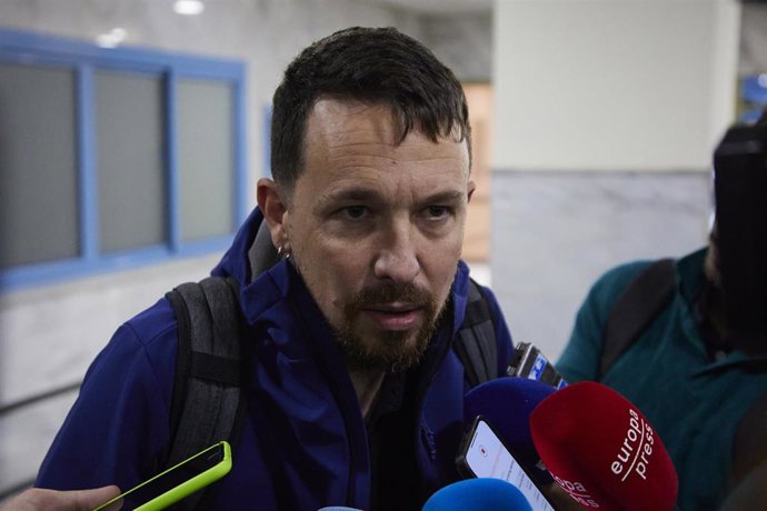 Archivo - El exlíder de Podemos Pablo Iglesias, atiende a los medios de comunicación antes de la presentación de su libro 'Medios y cloacas', a 11 de noviembre de 2022 en Sevilla