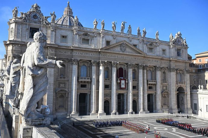 December 25, 2022, Vatican City, Vatican City: Pope Francis as he leads Urbi et Orbi prayer from the balcony of Saint PeterAs Basilica facade at the Vatican on occasion of Christmas feasts, 25 December 2022. ANSA/CLAUDIO PERI,Image: 746491336, License: