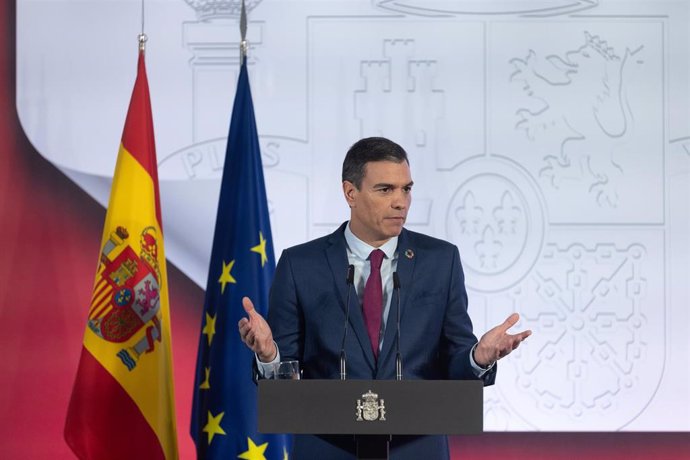 El presidente del Gobierno, Pedro Sánchez, comparece en rueda de prensa tras el último Consejo de Ministros, en el Complejo de la Moncloa, a 27 de diciembre de 2022, en Madrid (España).