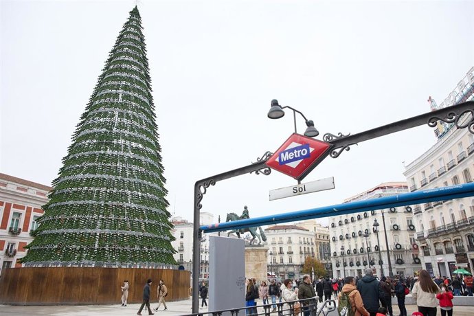 Árbol de Navidad instalado en la remodelada y peatonalizada Puerta del Sol, a 4 de diciembre de 2022