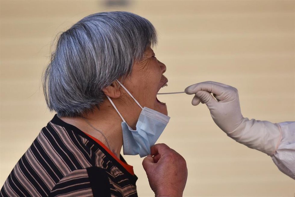 Archivo - 10 April 2022, China, Fuyang: A health worker wearing a Personal Protective Equipment collects swab samples from a resident. Photo: Sheldon Cooper/SOPA Images via ZUMA Press Wire/dpa