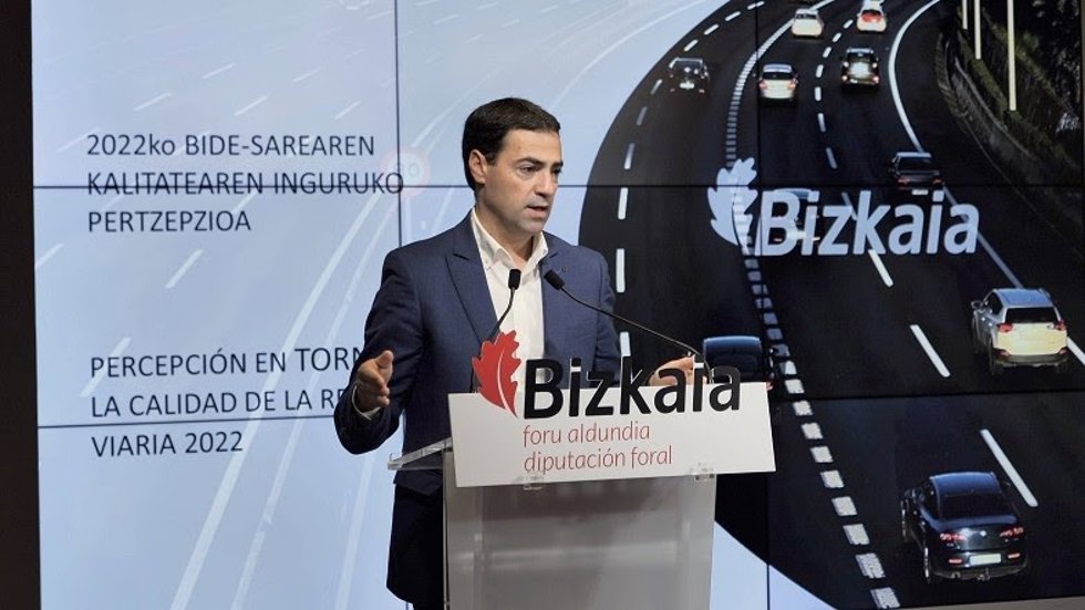 El diputado de Infraestructuras y Desarrollo Territorial de Bizkaia, Imanol Pradales, en rueda de prensa.