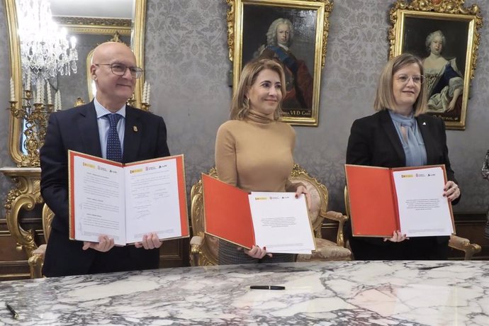 La ministra Raquel Sánchez, el consejero de Cohesión Territorial, Bernardo Ciriza, y la presidenta de Adif, M Luisa Domínguez, firman el protocolo para la línea ferroviaria entre los polígonos de Landaben y Arazuri-Orkoien.