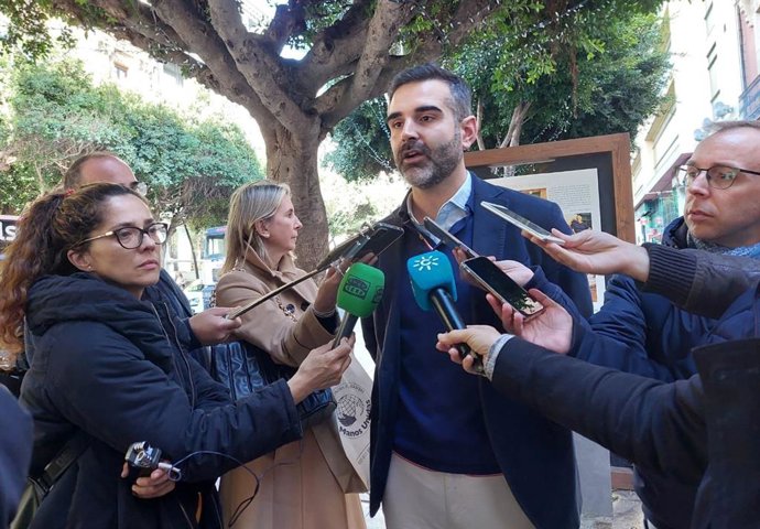 El portavoz de la Junta de Andalucía, Ramón Fernández-Pacheco, atiende a los medios en Almería.