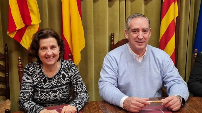 La consellera de Asuntos Sociales y Deportes, Fina Santiago, y el alcalde de Sóller, Carlos Simarro.