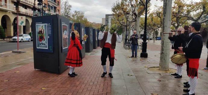 Los protagonistas del cartel de Actual 23, Ups y Nop, en su primera aparición pública visitan la exposición 'Diga 33' que recoge una retrospectiva de los carteles de los 33 años del festival