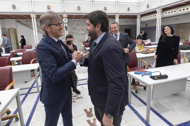 El presidente del Gobierno regional, Fernando López Miras, a la izquierda, y el consejero de Economía, Luis Alberto Marín, a la derecha, en el debate y votación de los Presupuestos de la Comunidad para 2023