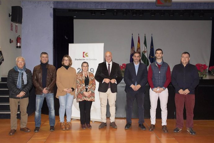 El presidente de la Diputación de Córdoba, Antonio Ruiz (centro), tras la firma con ayuntamientos y entidades.