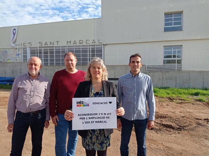 Los regidores de MÉS per Marratxí, frente al IES Sant Maral.