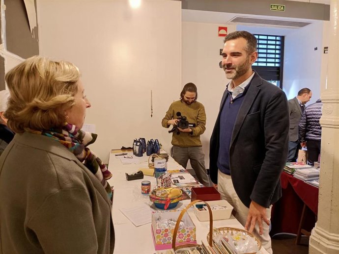 El consejero de Sostenibilidad de la Junta de Andalucía, Ramón Fernández-Pacheco, visita un mercadillo solidario en Almería.