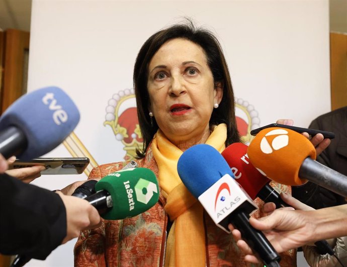 La ministra de Defensa, Margarita Robles, realiza declaraciones a los medios durante una visita a la Brigada 'Almogávares' VI de Paracaidistas en sus instalaciones de la Base 'Príncipe'